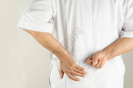 高级女医生患有背痛手用回摸背白底肌图片