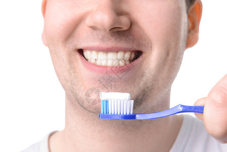 白背景有牙刷的男用牙刷特写图片