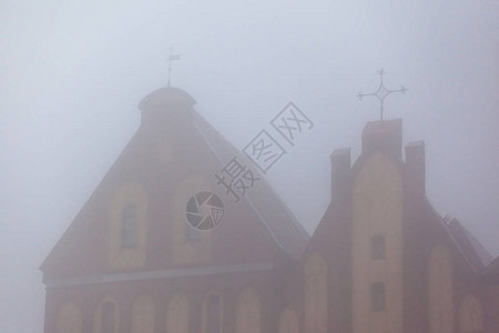 浓雾中美丽的历史建筑图片