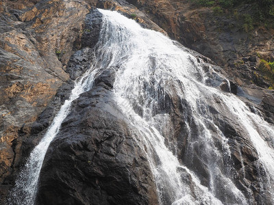 环绕岩石的流水和坠落山崩在地表上下图片