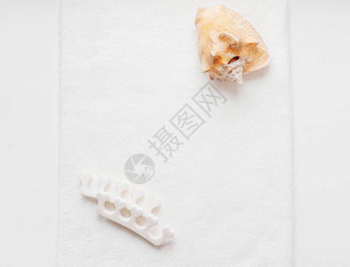 白色毛巾和指甲切除器上有巨大的天然贝壳图片