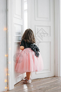 穿漂亮的粉红色裙子的小女孩穿着Ttut图片