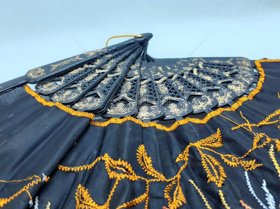 木制竹丝折扇中式日本复古风格手工彩色蜡染图案手扇带织物袖子和流苏家居装饰派对婚图片