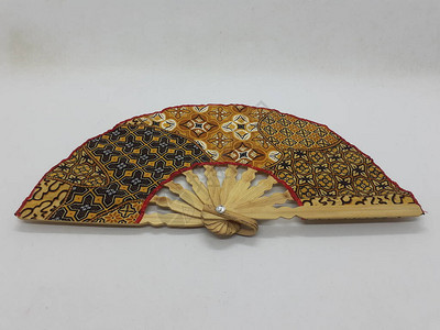 木制竹丝折扇中式日本复古风格手工彩色蜡染图案手扇带织物袖子和流苏家居装饰派对婚背景图片