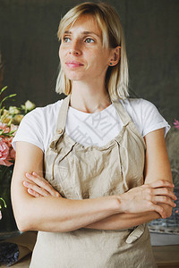 围裙站在花背景上的女人创业花商工匠工艺服务厨师咖啡师小型企业图片