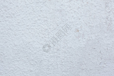 破旧的不均匀的白漆墙有小裂缝纹理图片
