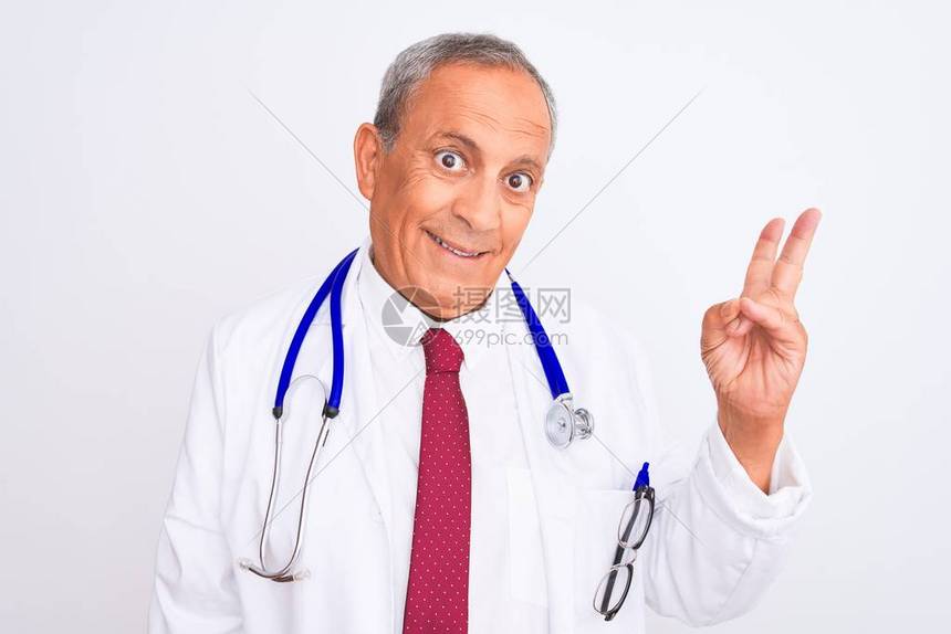 白发苍的老医生戴着听诊器图片