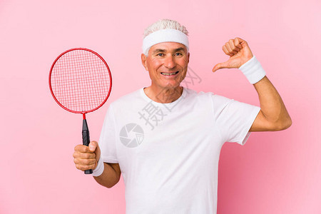 玩羽毛球的中年男子感到骄傲和自信图片