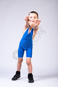 穿着运动服和摔跤装扮的男孩运动员打扮得有趣图片