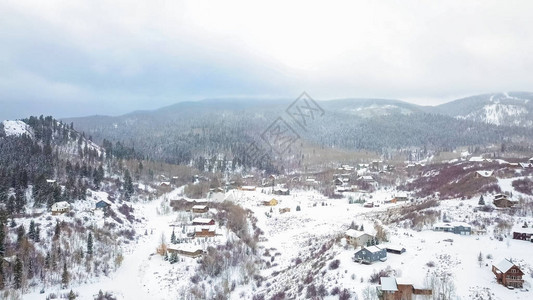 冬季农村山区社的空中观景情况图片