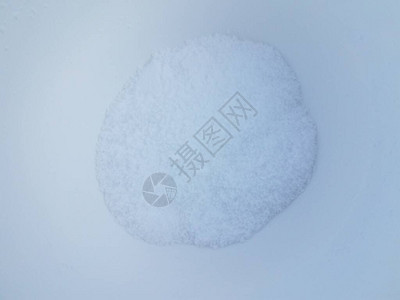 白色塑料容器中的白色冷雪或粉末图片