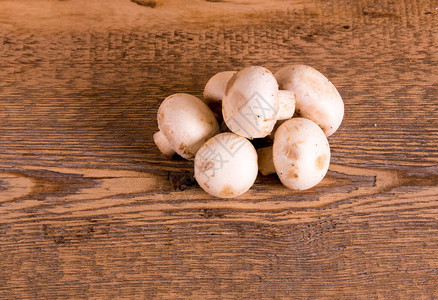木板上的香菇特写图片