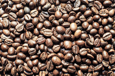 咖啡豆深棕色背景图片