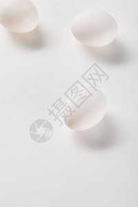 白色表面上鸡蛋的顶视图背景图片