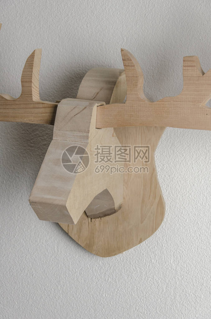 木头制造了鹿角奖杯挂在白墙上自我造出动图片