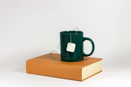 白色背景上的书和一杯茶图片