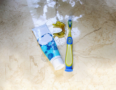 儿童牙膏牙刷和牙盘放在浴室窗边口腔护图片