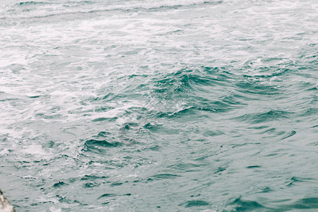 海中滚动的波浪自图片