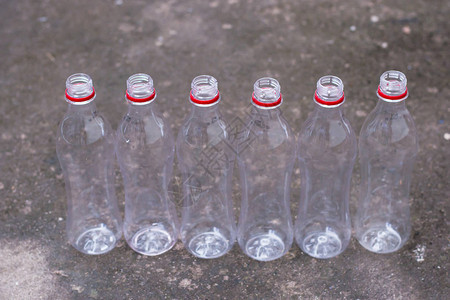 堆可回收塑料瓶图片