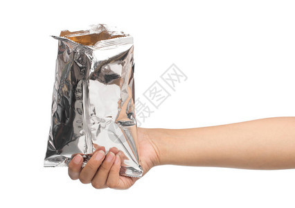白色背景上孤立的手持塑料袋零食包装图片