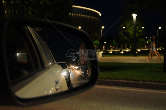 汽车的镜子映出夜城的街道图片