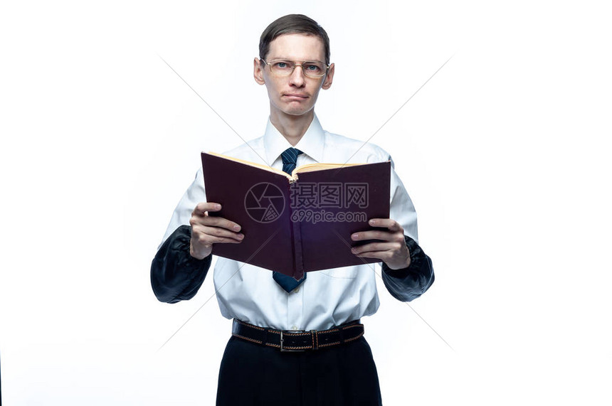 一个戴着领带和眼镜的商人手里拿着一本杂志在一只孤立图片