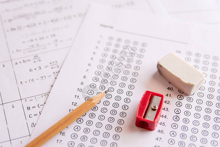回答单或标准测试表上有答案泡沫化的笔纸Sharpeener和橡皮薄图片