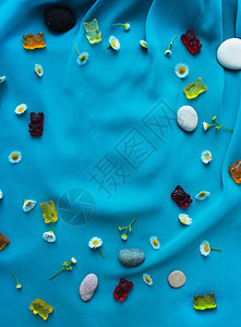 夏季水底背景小焦耳石块和泰迪熊口香糖垂直摄影图片