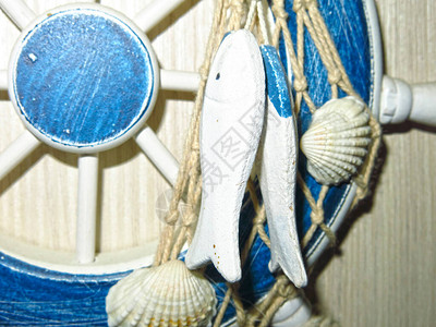 内有钓鱼的木制圆形白蓝海轮图片