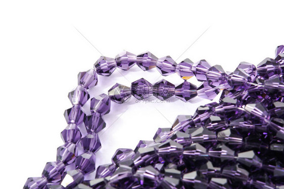 白色背景的浅紫色玻璃闪光水晶图片