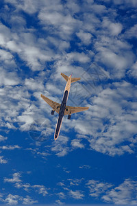 蓝天下的一架商用飞机图片