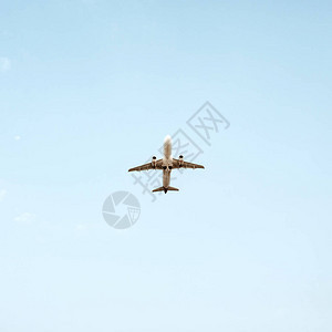 空中飞机在蓝天飞行旅行假图片