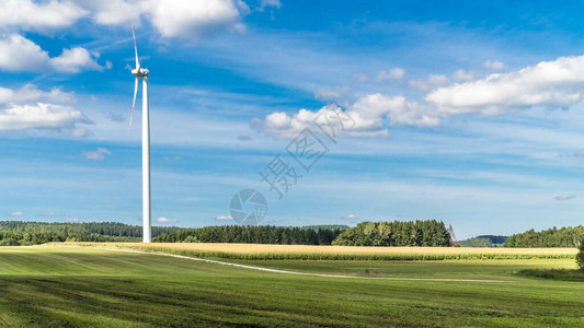 夏季德国用于发电的风动运月圆蓝云图片