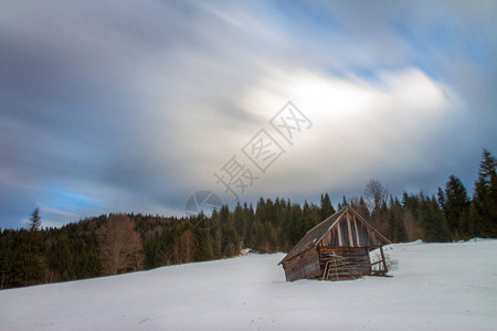冬季森林中的木屋图片
