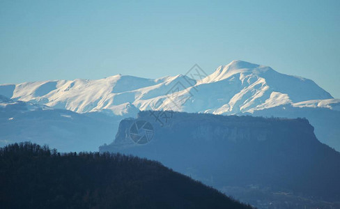 2120米宽的蒙特库斯纳是雷吉亚诺阿彭尼内斯最高山峰其特征形状提醒着一图片