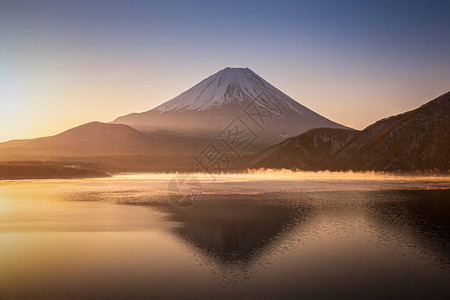 冬季清晨的本栖湖和富士山图片