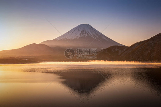 冬季清晨的本栖湖和富士山图片