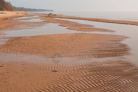 日落时的沙质海岸图片