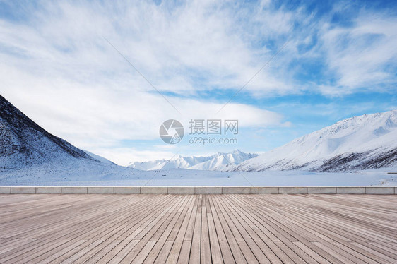 空荡荡的雪山图片