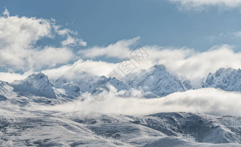 白云蓝天全景雪山图片