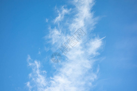 浅蓝色天空上的圆状白云设计工程的全景背或覆盖元素图片