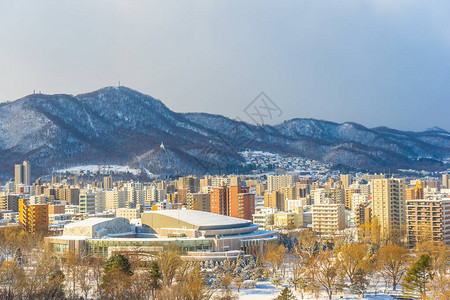 日本北海道札幌市冬季建有山地景观的漂亮建图片