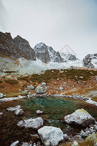 雪山中的河流风景图片