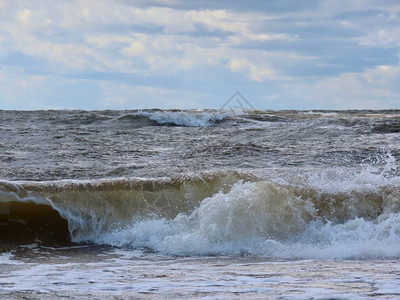波罗的海浪冲刷在岸边蔚蓝的大海图片