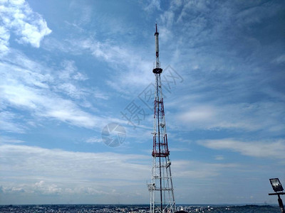 蓝色天空背景产业的电信塔蓝云层在图片