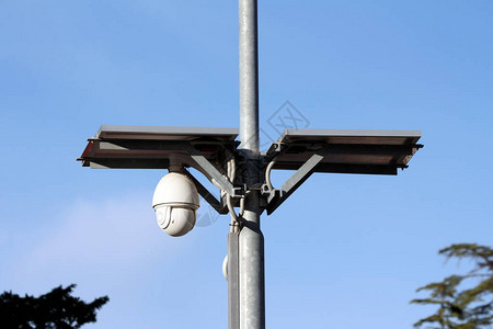 白色球形可旋转防水安全摄像机CCTV由顶部的两个小型太阳能电池板供电图片