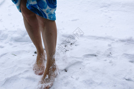 冬天赤脚在雪地里照片赤脚和雪一个女人站在白雪上一年中的冬天外图片