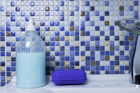瓶子和肥皂盒中液体肥皂的背景图片