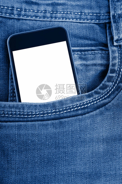 用2020年经典蓝色流行色牛仔裤口袋中的现代智能手机模拟为您的横幅或屏幕上的文本复制空图片