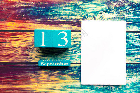 月13日木制手工日历和木制背景上的图片